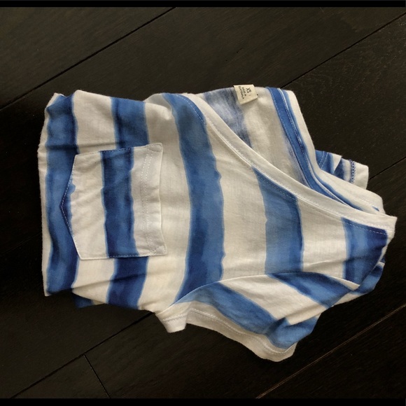 Short sleeve striped t-shirt with scooped bottom. - Picture 3 of 3